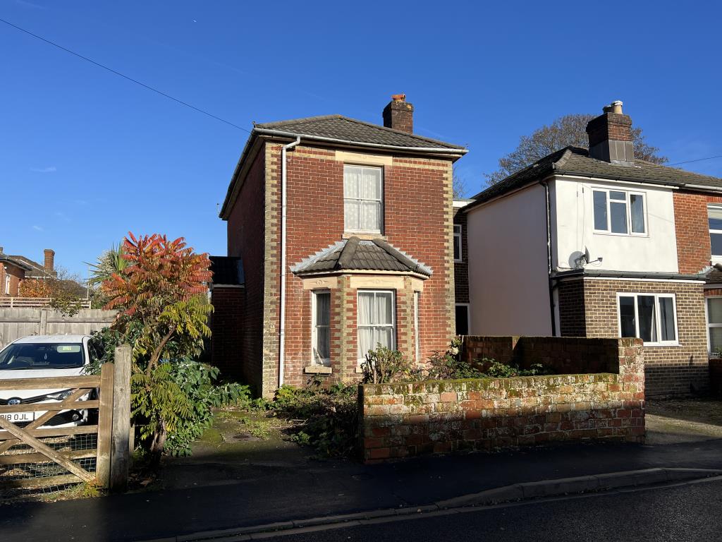 Lot: 114 - DETACHED HOUSE FOR REFURBISHMENT - Detached house